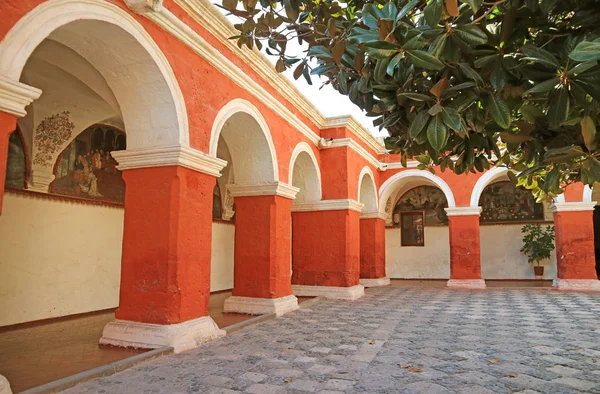 Prachtige Kloostergang Met Oranje Rode Zuilen Muurschilderingen Het Klooster Van — Stockfoto