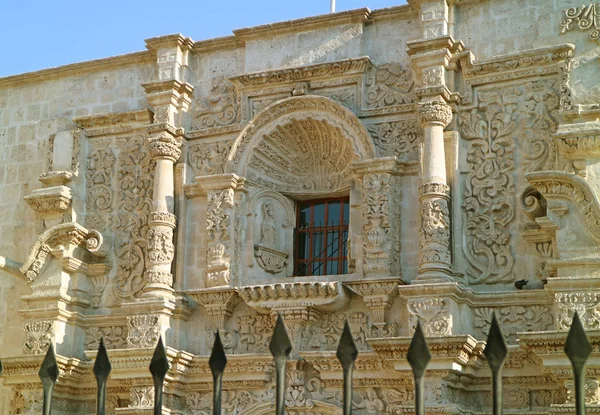 Atemberaubende Sillar Stein Schnitzerei Fassade Der Kirche Des Heiligen Augustine — Stockfoto