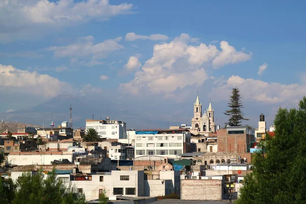 阿雷基帕的天际线与阿雷基帕大教堂和圣奥古斯丁教堂的钟楼 秘鲁阿雷基帕 — 图库照片