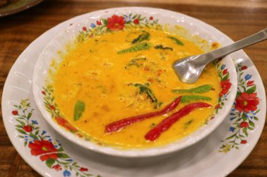 Ağız sulandıran Tayland Hindistancevizi Sütü Sarı Körili Balık Çorbası