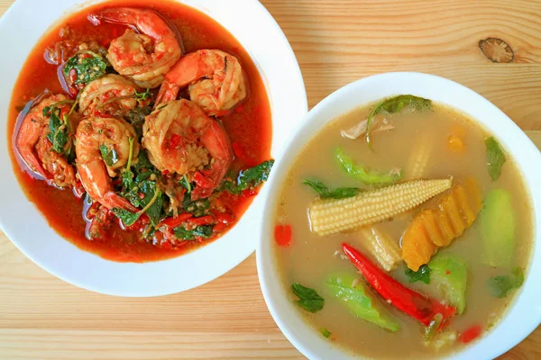 用神圣的罗勒和辣味混合蔬菜汤炒的辣虾仁 受欢迎的健康泰国菜 — 图库照片