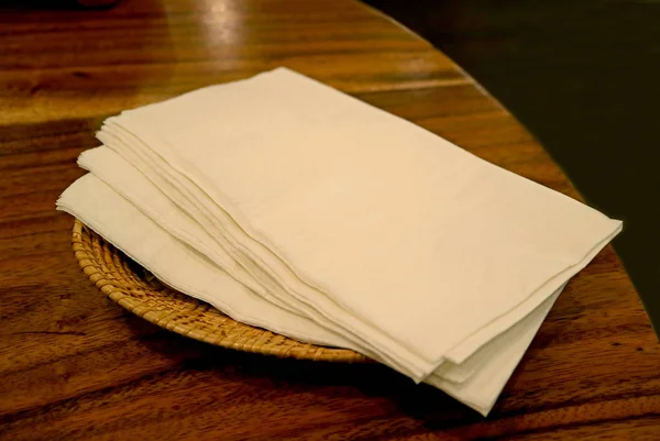 Hromada Papírových Ubrousků Proutěném Podnosu Jídelní Stůl — Stock fotografie
