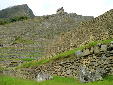 Machu Picchu Inca Kalesi, Cusco, Urubamba, Peru 'daki Muhafız Evi' ni ziyaret eden geniş bir grup.