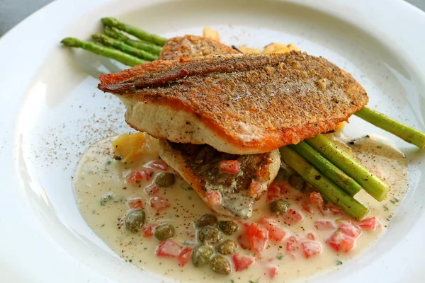 Assiette Bar Poêlé Avec Sauce Crème Moutarde Aux Câpres Tomate — Photo