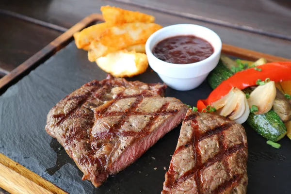 Medium Gegrilltes Ribeye Steak Mit Rotweinsoße Und Gebratenem Gemüse Auf — Stockfoto