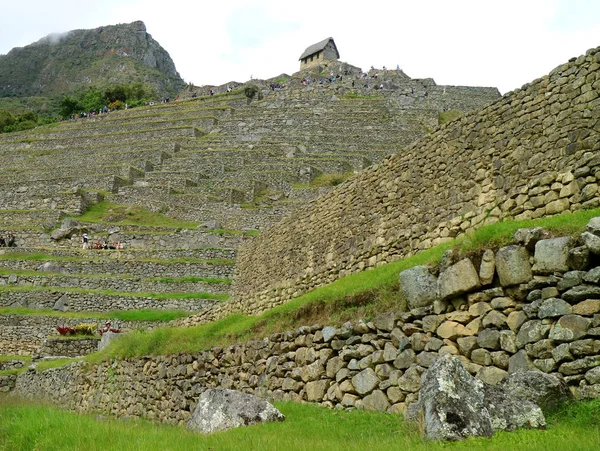 Machu Picchu Inca Citadella Tetején Álló Őrházba Látogató Emberek Nagy — Stock Fotó