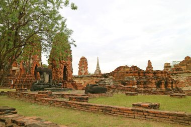 Wat Mahathat Tapınağı, Ayutthaya Tarih Parkı, Tayland 'da Oturan ve Yatan Buda resimlerinin inanılmaz kalıntıları