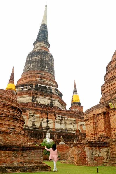 Γυναίκα Επισκέπτης Είναι Εντυπωσιασμένος Από Μεγάλο Stupa Chedi Του Wat — Φωτογραφία Αρχείου