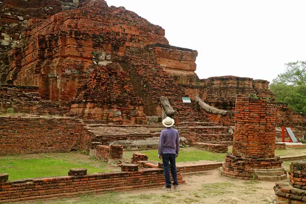 Άντρας Επισκέπτης Κοιτάζοντας Ερείπια Του Ναού Του Wat Mahathat Στην — Φωτογραφία Αρχείου