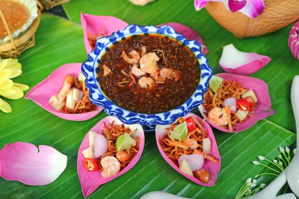 Tajski Styl Świeży Kwiat Lotosu Owinięty Appetizer Słodkimi Pikantnymi Dipami — Zdjęcie stockowe
