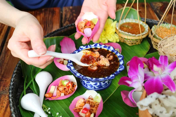 Mulher Mão Segurando Fresco Lotus Pétala Envolto Appetizer Enquanto Escavar — Fotografia de Stock