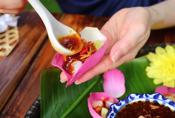 Ręczne Wprowadzenie Słodkie Pikantne Zanurzenie Stylu Tajskim Świeże Lotus Petal — Zdjęcie stockowe