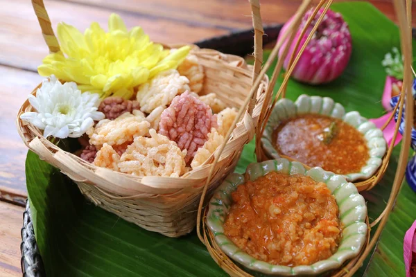 Thai Stil Vorspeise Aus Knusprig Gebratenen Reiskuchen Mit Süßen Und — Stockfoto