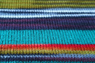Renkli Çizgili Alpaka Örülmüş Yün Kumaşın Yatay Desenleriyle Kapatılmış Dokusu