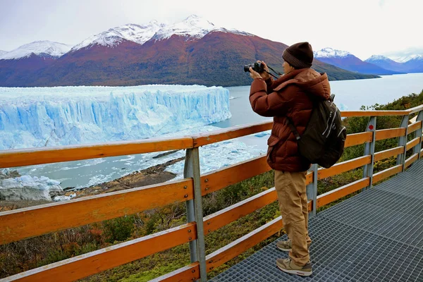 Hombre Tiro Fotos Del Glaciar Perito Moreno Desde Paseo Marítimo — Foto de Stock