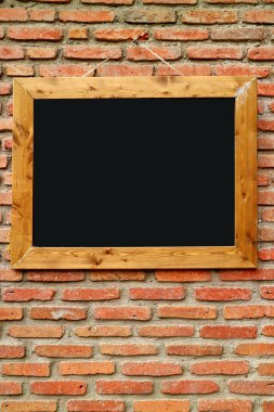 Eski tuğla duvardaki tahta karatahtanın dikey görüntüsü