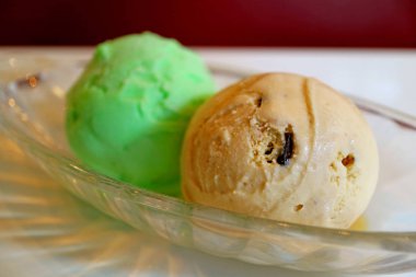 Arkaplanda Limonlu Kireç Dondurması ile Çikolata Kırıntısını Kapat