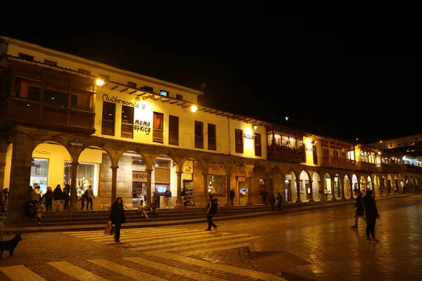 Edificios Coloniales Históricos Plaza Armas Con Muchos Visitantes Noche Cusco —  Fotos de Stock