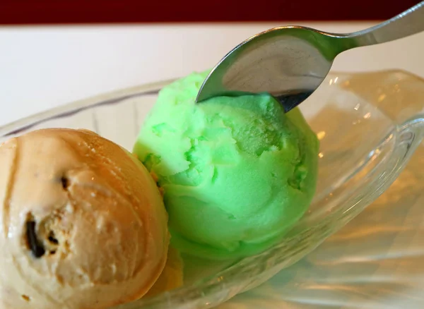 Cucchiaio Chiuso Che Raccoglie Gelato Sherbet Alla Calce Una Ciotola — Foto Stock