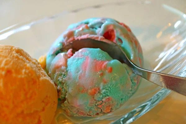 Gesloten Spoon Scooping Pastel Color Bubble Gum Ice Cream Een — Stockfoto