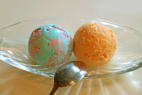 Łyżki Pastel Color Gum Gum Lodów Orange Ice Cream Szklanej — Zdjęcie stockowe