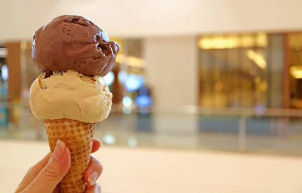 Женщина Держит Мороженое Двумя Шариками Шоколада Арахисовым Маслом — стоковое фото