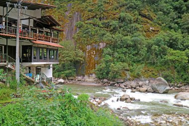 Aguas Calientes kasabasındaki Urubamba ya da Vilcanota Nehri, Cusco Bölgesi, Peru 'daki Machu Picchu Inca Kalesi etekliği.
