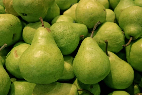 南美洲圣地亚哥市的新鲜绿色Anjou梨子堆 — 图库照片