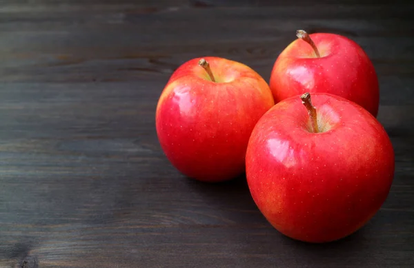 Koyu Renkli Ahşap Masa Üzerinde Kırmızı Elma Metin Tasarım Için — Stok fotoğraf