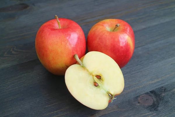 Canlı Kırmızı Elma Bütün Meyveler Koyu Renkli Ahşap Masa Üzerinde — Stok fotoğraf