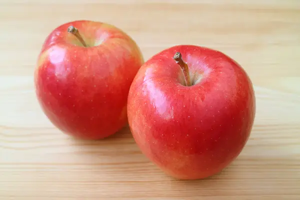 Açık Kahverengi Ahşap Masada Bir Çift Taze Kırmızı Elma — Stok fotoğraf