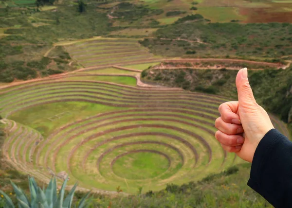Woman Hand Thumbs Archaeological Site Moray Inca Agricultural Terraces Cusco — Stock Photo, Image