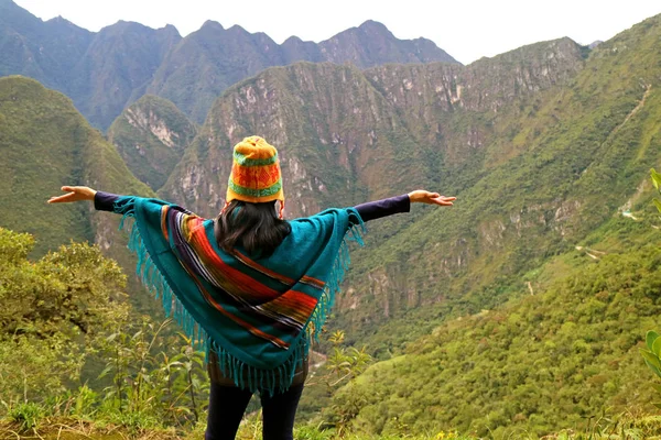 在秘鲁库斯科地区Machu Picchu的Huayna Picchu山 一名女性举手表决 — 图库照片