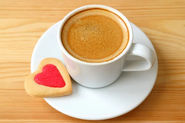 Café Expresso Fechado Com Biscoitos Forma Coração Servido Mesa Madeira — Fotografia de Stock