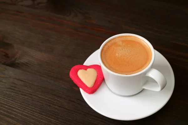 Kopje Hete Koffie Met Een Hartvormig Koekje Donkerbruine Houten Tafel — Stockfoto