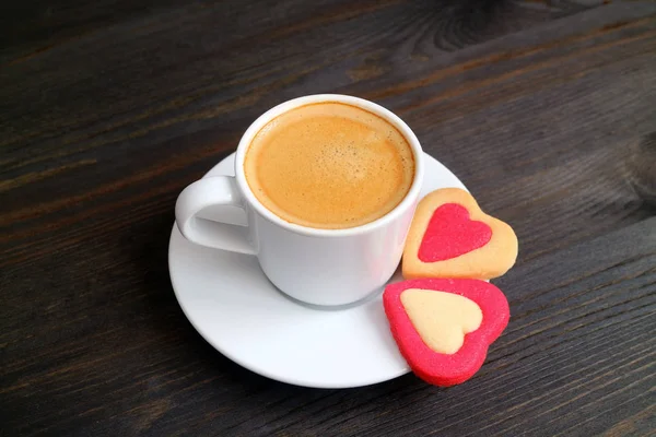 Uma Xícara Café Quente Com Par Biscoitos Forma Coração Mesa — Fotografia de Stock