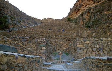 Ollantaytambo ve birçok ziyaretçi harabelere tırmanıyor, Urubamba, Cusco, Peru