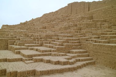 Huaca Pucllana, Miraflores, Lima, Peru 'daki antik kerpiç ve kil piramidinin kalıntıları.