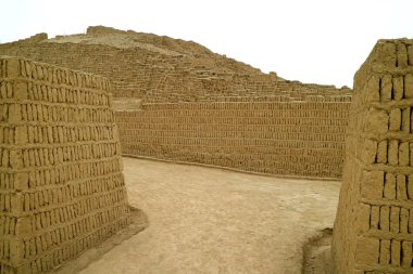 Huaca Pucllana ya da Huaca Juliana 'nın Adobe tuğla duvarı, Miraflores bölgesindeki İnka öncesi kalıntıları, Lima, Peru