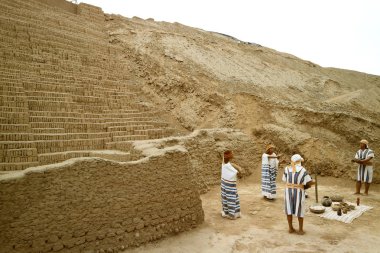 Huaca Pucllana 'daki tanrılara saygılarını sunan balmumu heykeller Miraflores bölgesindeki İnka harabeleri, Lima, Peru' daki arkeolojik alan