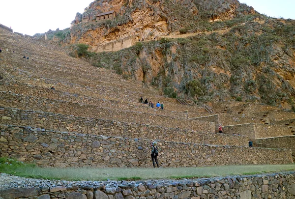 Visitantes Sexo Feminino Fotografando Ruínas Fortaleza Inca Ollantaytambo Urubamba Cusco — Fotografia de Stock