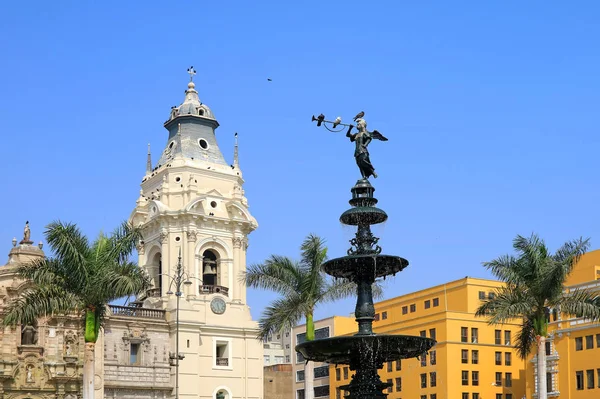 Estatua Histórica Del Ángel Fama Fuente Plaza Mayor Con Catedral — Foto de Stock