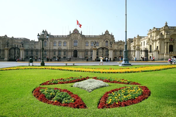 Birçok turist, Lima, Peru, Güney Amerika ile Plaza Belediye Başkanı Pizarro Binası veya Pizarro Evi