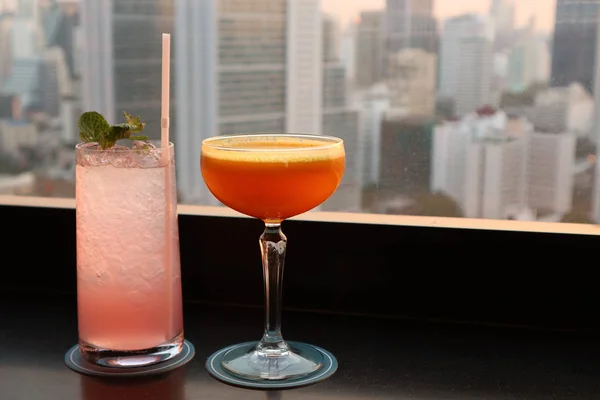 Two Different Type Cocktails Rooftop Bar Blurry Skyscrapers View Backdrop — ストック写真