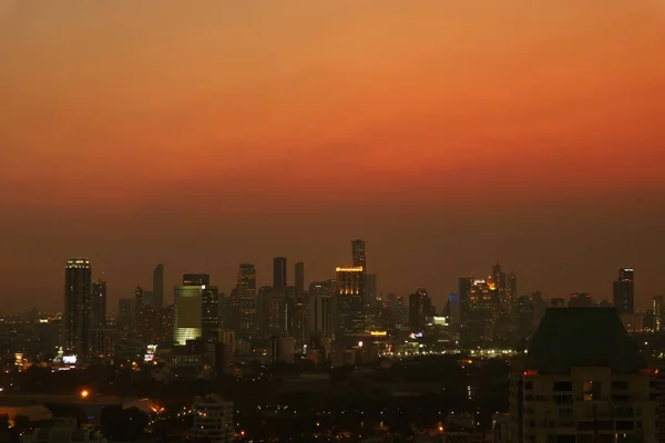 Niesamowity Widok Miasto Drapaczy Chmur Bangkoku Zmierzchu — Zdjęcie stockowe