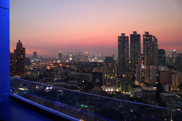 Wspaniały Bangkok Miejski Przeciwko Wieczornego Nieba Widok Tarasu Dachu — Zdjęcie stockowe