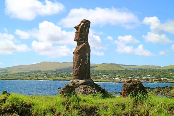 位于智利复活节岛上考古遗址Hanga Roa的太平洋海岸Ahu Mata Ote Vaikava的Huge Moai — 图库照片