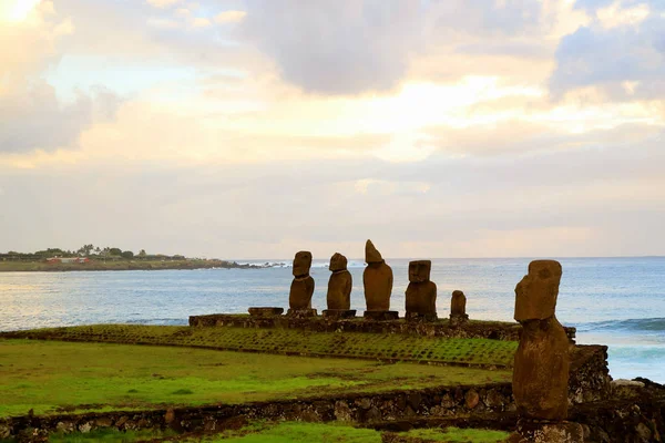 位于智利复活节岛上考古遗址的太平洋海岸的Ahu Tahai礼仪平台Wih Moai Statues — 图库照片