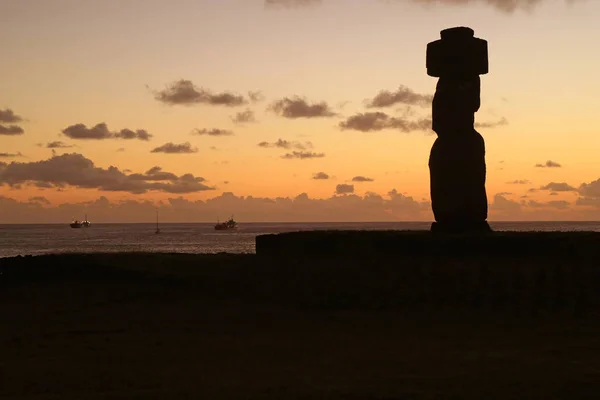 Silhueta Moai Ahu Tahai Contra Céu Pôr Sol Oceano Pacífico — Fotografia de Stock