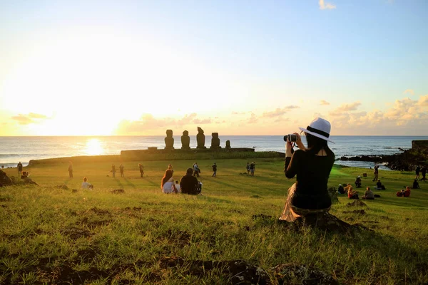 Şili 'nin Paskalya Adası' ndaki Ahu Tahai Arkeoloji sahasında Ünlü Günbatımı Sahnesinin Fotoğraflarını Çeken Kadın Turist